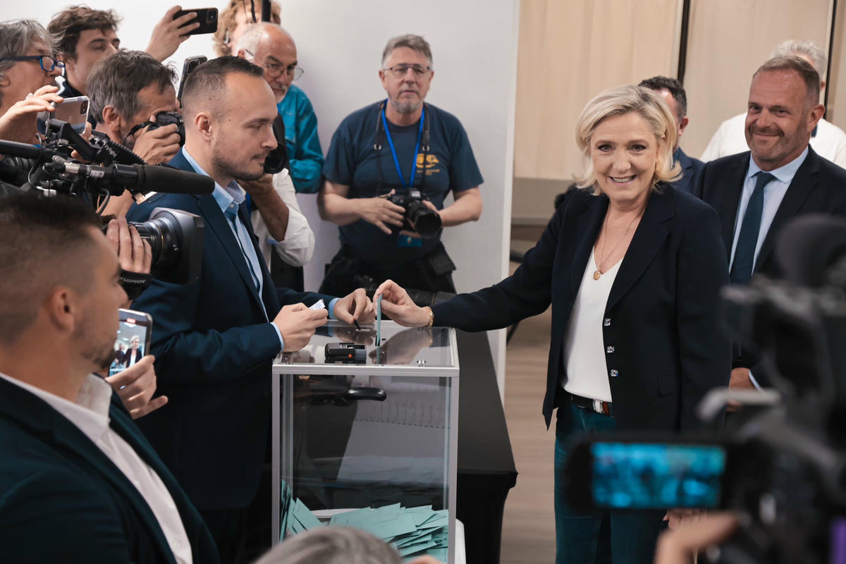 Aşırı sağcı Marine Le Pen'e beş yıl siyaset yasağı
